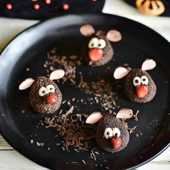 Halloween Dessert – Strawberry and Chocolate fudge mice